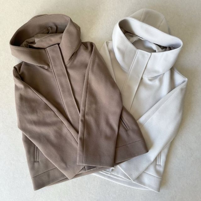 ベージュと白のコージーメルトンショートフーディコート