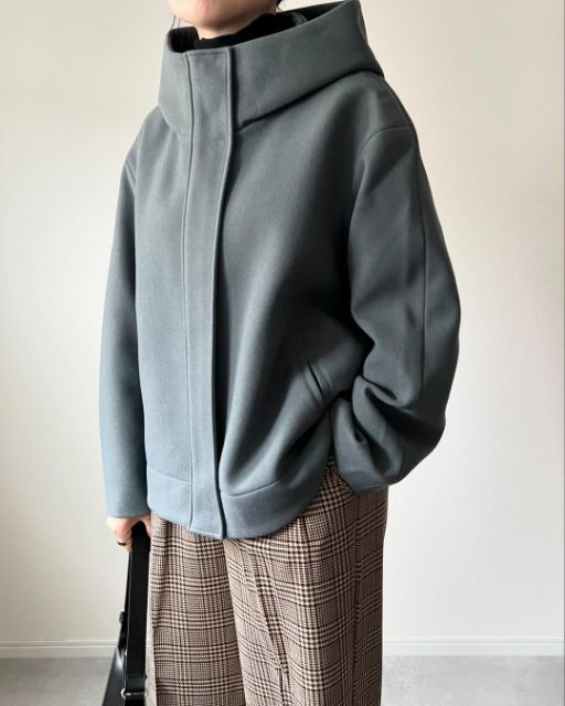 グレーのコージーメルトンショートフーディコートを閉じて着たコーデ