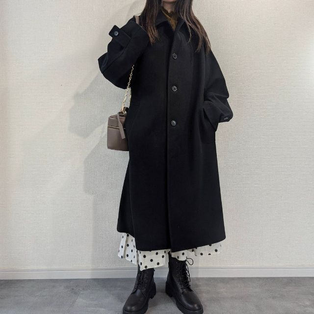黒のコージーメルトンバルマカーンコートとスカートのコーデ