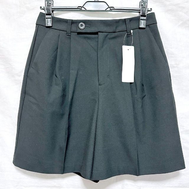 黒のWタックショートパンツ