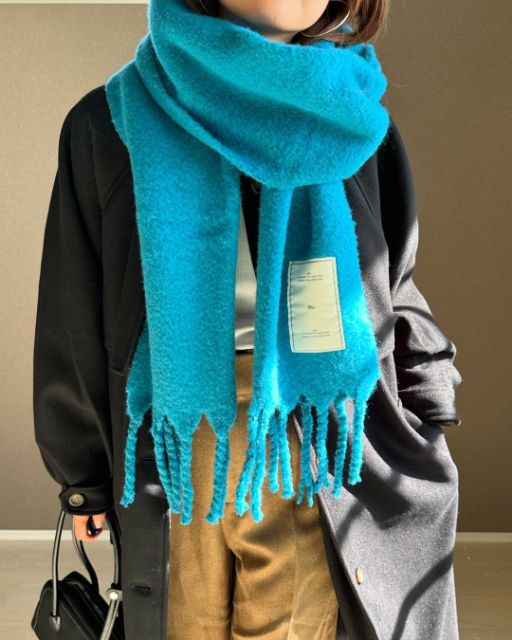 ブルーのヘアリーストール by rokhを着用