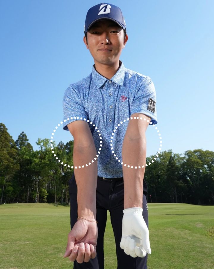 アプローチの精度を高めるコツ！腕は固めるが手首はやわらかく使う