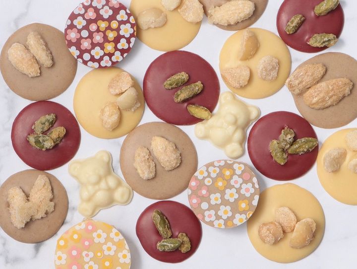 フレーバーは、ストロベリーチョコレート×ピスタチオ、パッションフルーツチョコレート×マカダミアナッツ、アーモンドチョコレート×アーモンドの3種類。チョコレートの裏側にほどこされているポップなフラワー模様がキュート！