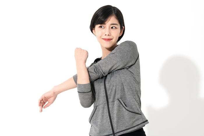 室内で準備運動をする女性