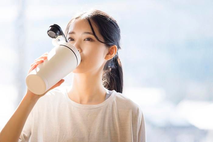 水分補給をする女性