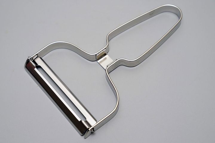 ダイソーの「オールステンレスキャベツピーラー」 税込220円。非常にスタンダードなスタイルのステンレスキャベツピーラーです。