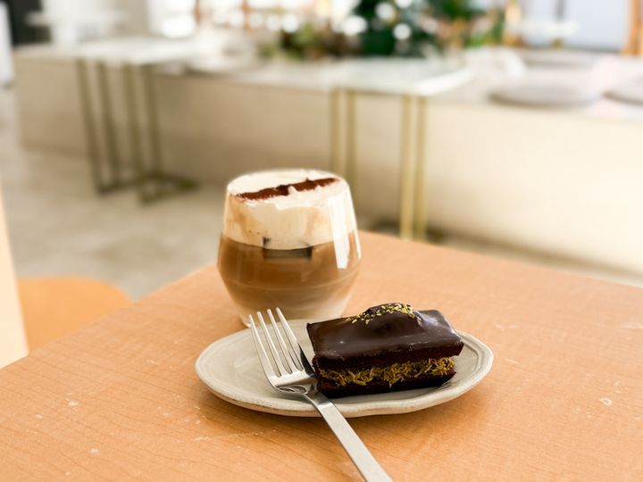 「cafe guum」の「ドバイフィナンシェ」と「グウムラテ」