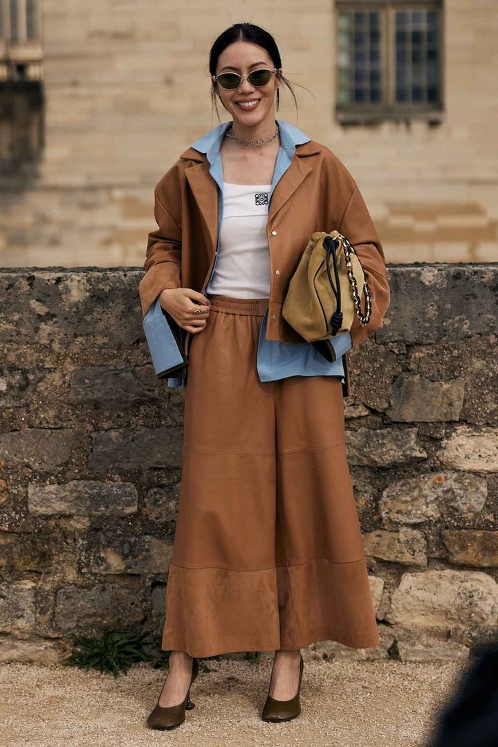 画像: 水色シャツを挟んでクリーンさを演出