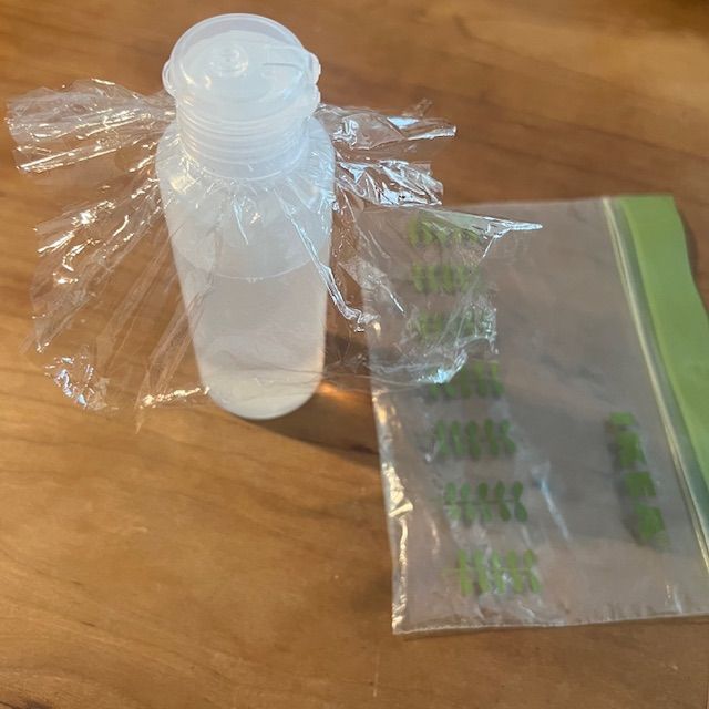 ヘアオイルの漏れない持ち運びアイデア_ラップとジップロック