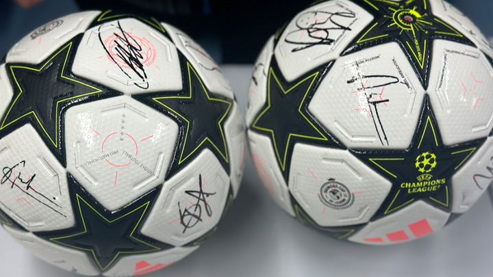 日本に奇跡の集結！カカ、ダーヴィッツ、サビオラ…世界的英雄たちのサインはこんな感じ