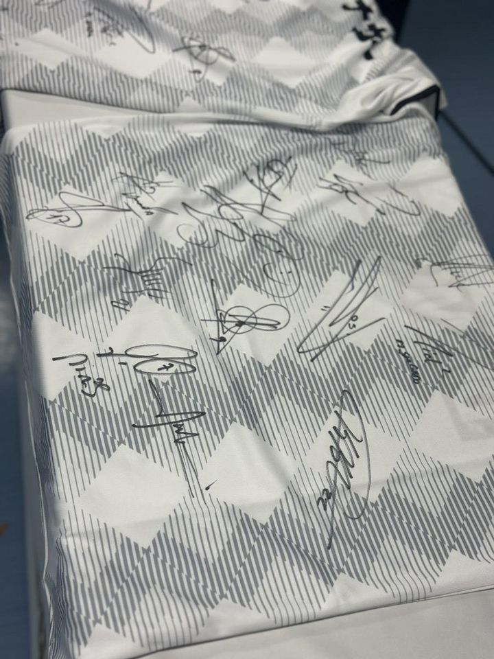 日本に奇跡の集結！カカ、ダーヴィッツ、サビオラ…世界的英雄たちのサインはこんな感じ