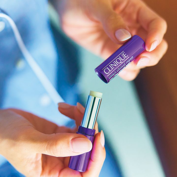 スティックを開けているイメージカット