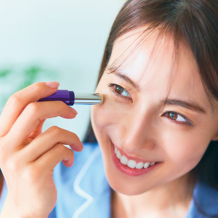 目元のシワにスティックを塗るイメージカット