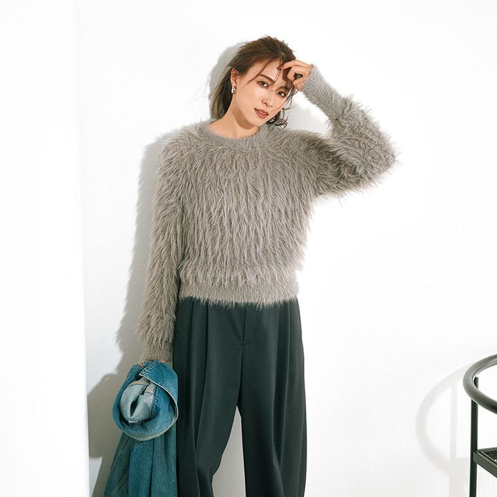 グレーのシャギーニット