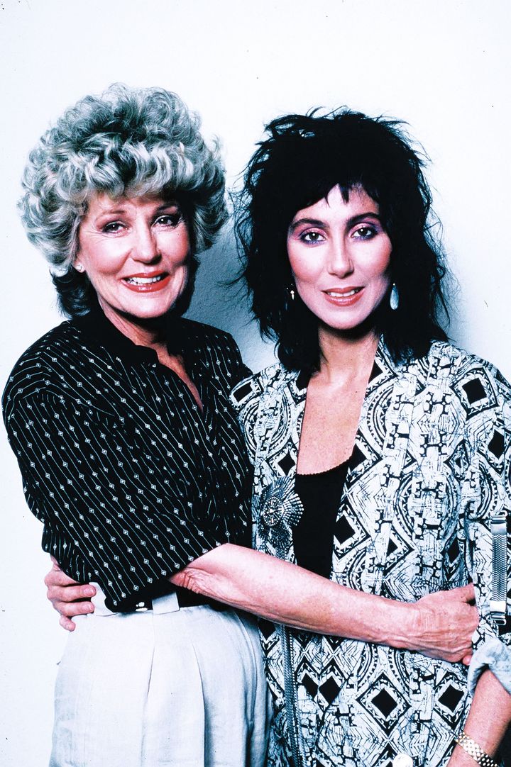 母ジョージア・ホルトとシェール。