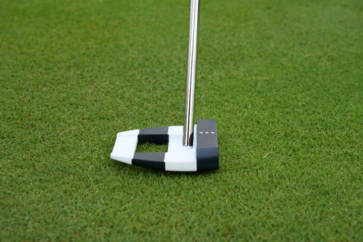 重心位置にシャフトがささった最新パター