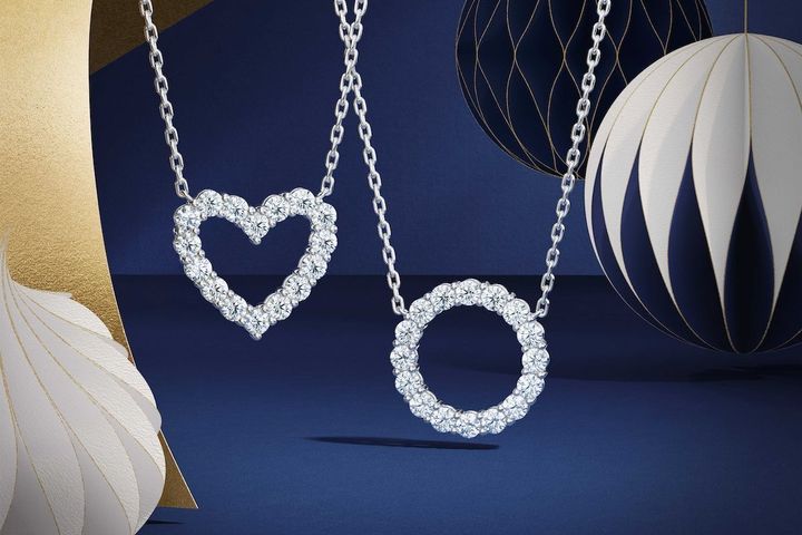 「フォーエバーマーク クラシック コレクション」ダイヤモンド ハート／サークル ペンダント 〈ラージ〉（WG×ダイヤモンド）各￥660,000