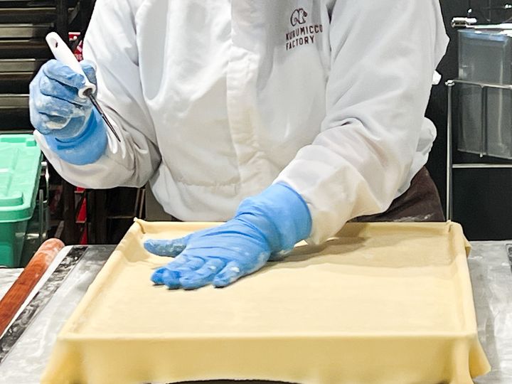 「ザ・ファクトリー」の上生地に穴を開ける様子