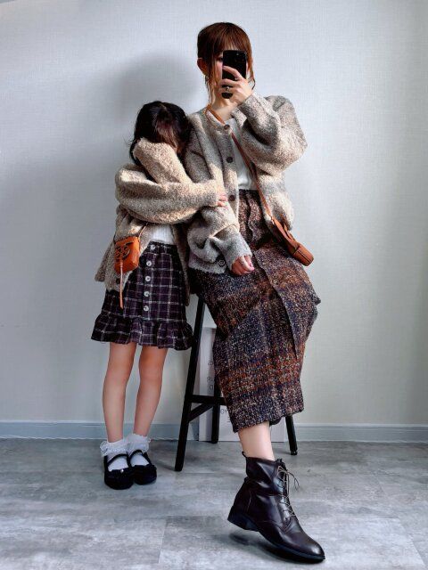 親子コーデ カーディガン チェックスカート合わせ