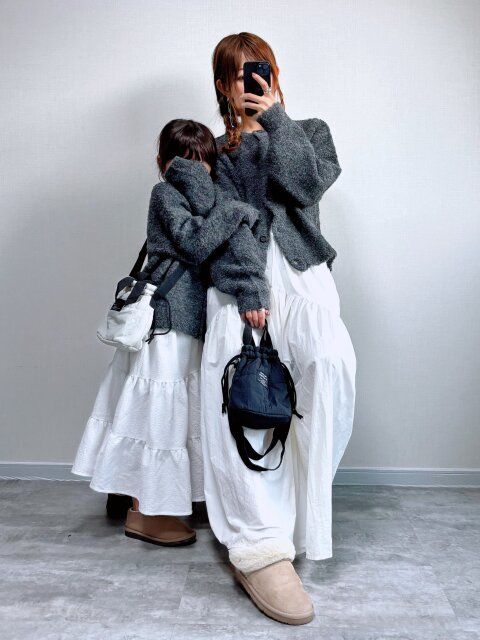 親子コーデ カーディガン 白のティアードスカート合わせ