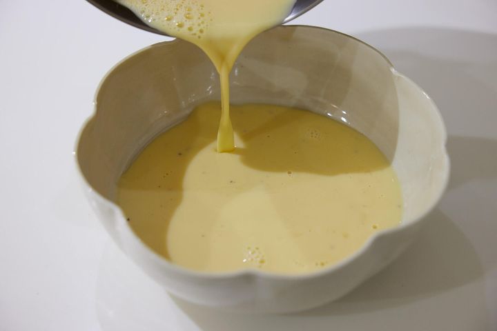 器に流しいれる