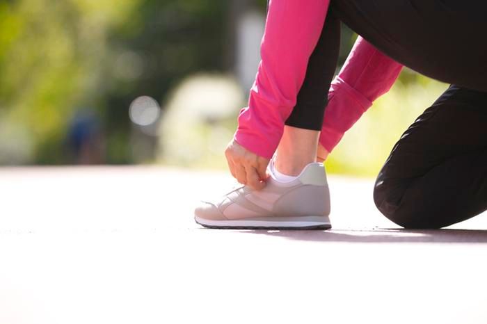 靴ひもを結ぶ人