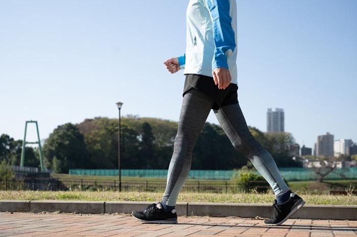 ウォーキングをする人