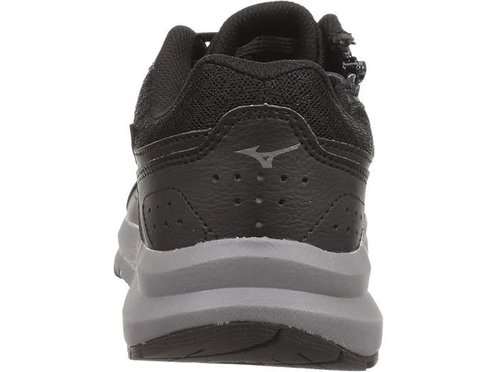 膝や腰への負担を軽減するウォーキングシューズ