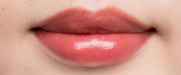 投稿を編集サイトアイコン下書き保存公開段落【イエベ向き】おすすめトレンドリップ27選【デパコス、韓国コスメ、プチプラコスメ】におすすめのデパコスリップイエベにおすすめの「RMK デューイーメルト リップカラー」は10可憐なベージュピンク。どんなメイクにも相性抜群だから、１本持っていて損なしなカラー。ディープなブラウンは、血色を帯びているから肌なじみが良くまといやすい。品よくまとえるピンクベージュ。穏やかな血色が唇になじんで、肌の美しさを引き立てる。甘さ控えのフレッシュなピンク。まろやかな黄みで、優しげな印象に仕上がる。穏やかな発色のコーラルベージュ。ほどよい黄み感で抜け感のあるメイクにマッチする。しっかりとした黄みを感じるアンバー。繊細なパール入りで立体感も欲張れる。上品で柔らかなヌードピンク。つける人を選ばない好感度抜群のカラー。好感度抜群のフレッシュなコーラルピンク。顔色パッと華やぎ、イキイキとした表情に彩る。繊細なゴールドパールがちらりときらめく。におすすめのプチプラリップ肌なじみが抜群にいいベージュ。きちんとした場面にも使える万能カラー。ピュアな血色を宿すピーチコーラル。肌なじみが良く、顔色を華やかに明るくする。陽炎と名づけられたカラーは、明るくミルキーなピンクベージュ。しっかりとした黄み感でフレッシュな印象に。 ニュートラルなピンク。甘く可愛らしい印象でオンオフ問わずに使える。知的な雰囲気をまとえるつややかなオレンジ。黄みのバランスがよくカジュアルになりすぎない。大人っぽさも華やかさも欲張れるオレンジブラウン。シャレ感あふれる唇に仕上がる。みかんのようなシアーなオレンジの中にはゴールドの大粒パールがイン。動くたびちらちらときらめき、立体的な唇に。におすすめの韓国コスメリップまろやかなライトベージュは、きちんと感も明るい印象も両立する。唇にのせると、オレンジからコーラルピンクに変化する。時間が経つと黄みがやわらぎより赤みが増す。優しい発色のヌードオレンジは落ち着いた印象に仕上がる。ほどよいツヤ感で唇を包み込む。柔らかなヌードピーチ。まろやかな黄み感で上品な印象に仕上がる。コーラルニュアンスを帯びた清潔感のあるピンク。明るい発色で肌トーンもぐっと引き上がる。アプリコットジャムのような明るいコーラルカラー。シアーな発色でちゅるんとボリューミーな唇に。もぎたての果実のようにフレッシュなアプリコットコーラル。シアーな発色でみずみずしいツヤが宿る。透明感のあるトマトレッドは、ふんわりとぼかすと内側からじんわりと血色がにじむ。重ねればより鮮やかな発色に。ピーチのようなフレッシュなコーラルピンク。イキイキとした表情が完成する。とれたての桃のようなフレッシュピーチ。明るめのカラーで肌の透明感高まる。■AMUSE ジェルフィットティントまろみのあるソフトなベージュ。ほのかな赤みで血色感も宿る。パネルを切り替え: メタデータ基本情報編集者・美容のプロ・クレジットコスメプレゼント編集者表記【282】剱持百香 (VOCE編集)美容のプロ【300】Daiki (星占い師)【299】北原かおる (VOCE編集次長)【298】丹治周子 (VOCE副編集長)【297】鶴田美由紀 (VOCEウェブサイト編集)【296】大野真理子 (美容研究家・ビューティアドバイザー)【295】暮れの酉 (占い師)【294】野崎未来 (VOCE編集)【293】福岡玲衣 (ヘア＆メイクアップアーティスト)【290】松本緩奈 (VOCE編集)【289】宮ノ原幸佑 (VOCEウェブサイト編集)【288】加茂日咲子 (VOCE編集)【286】新井美穂子 (VOCE編集次長)【285】金森紗瑛 (VOCE編集)【284】𠮷﨑沙世子 (ヘア＆メイクアップアーティスト)【283】友利新 (皮膚科・内科医)【282】剱持百香 (VOCE編集)【281】中野明海 (ヘア＆メイクアップアーティスト)【280】飯島亜未 (VOCE編集)【279】髙橋ミチル (VOCEウェブサイト編集)【278】植松晃士 (ファッションプロデューサー)【277】星野由香 (パーソナルトレーナー)【276】森拓郎 (ボディワーカー)【275】佐々木一憲 (ヘア＆メイクアップアーティスト)【272】グロリアス星子 (占い師)【271】林由香里 (ヘア＆メイクアップアーティスト)【270】北原果 (ヘア＆メイクアップアーティスト)【269】藤原美智子 (ビューティ・ライフスタイルデザイナー)【268】嶋田ちあき (ヘア&メイクアップアーティスト)【267】中山友恵 (ヘア＆メイクアップアーティスト)【266】千吉良恵子 (ヘア＆メイクアップアーティスト)【264】石橋里奈 (美容ライター)【263】水井真理子 (トータルビューティアドバイザー )【262】小林ひろ美 (美容家)【261】小池菜奈子 (美容ライター)【260】黒田啓蔵 (ヘア＆メイクアップアーティスト)【259】高橋里帆 (ヘア＆メイクアップアーティスト)【258】犬木愛 (ヘア＆メイクアップアーティスト)【257】河嶋希 (ヘア＆メイクアップアーティスト)【256】入江信子 (美容エディター)【255】長井かおり (ヘア＆メイクアップアーティスト)【254】笹本恭平 (ヘア＆メイクアップアーティスト)【253】宮下弘江 (美容ライター)【252】吉田昌佐美 (美容ジャーナリスト)【251】岡田知子 (ヘア＆メイクアップアーティスト)【250】岡部美代治 (ビューティサイエンティスト)【249】石川ユウキ (ヘア＆メイクアップアーティスト)【241】並原綾 (VOCE編集)【240】松本薫 (VOCEウェブサイト編集)【237】西村美名子 (VOCE編集)【235】黒木里恵 (VOCE編集)【234】Code杉浦エイト (占い師)【229】George (ヘア＆メイクアップアーティスト)【228】岡部奈央子 (VOCE副編集長)【225】大森葉子 (VOCE編集次長)【211】パントビスコ (マルチクリエーター)【201】渡辺瑛美子 (VOCE編集)【178】遠藤友子 (VOCE編集長)【156】渕祐貴 (VOCEウェブサイト副編集長)【153】佐藤水梨 (VOCE編集)【142】イガリシノブ (ヘア＆メイクアップアーティスト)【141】河北裕介 (ヘア＆メイクアップアーティスト)【139】神崎恵 (美容家)【138】石井美保 (美容家)【137】平輝乃 (ビューティーエディター)【134】近藤須雅子 (美容コラムニスト)【132】松本千登世 (ビューティエディター)【122】KUBOKI (ヘア＆メイクアップアーティスト)【121】AYA (ヘア＆メイクアップアーティスト)【120】寺田奈巳 (ビューティエディター)【104】Love Me Do (占い師)【102】李家幽竹 (風水師)【101】鏡リュウジ (占星術研究家・翻訳家)【99】山本未奈子 (美容家)【89】中川知春 (美容ライター＆エディター)【71】佐野桐子 (ビューティエディター)【67】paku☆chan (ヘア＆メイクアップアーティスト)【65】貴子 (形成外科医)【60】齋藤薫 (ビューティジャーナリスト)【51】丸岡彩子 (美容ライター)【50】小田切ヒロ (ヘア＆メイクアップアーティスト)【46】安倍佐和子 (ビューティエディター・美容ジャーナリスト)【44】イヴルルド遙華 (フォーチュンアドバイザー)【43】ステラ薫子 (フォーチュンアドバイザー)【32】鬼木朋子 (VOCE編集)【29】大木光 (VOCE編集)【23】河津美咲 (ビューティエディター)【18】三好さやか (VOCEウェブサイト編集長)【8】前田美保 (美容ライター)【6】穴沢玲子 (美容ライター)【5】金子優子 (美容ライター)【4】楢崎裕美 (美容ライター)【287】あやんぬ (メイク＆カラーコンサルタント)スタッフクレジット撮影／市谷明美 モデル／ユリ、麻里、yukapi、李紗、ゆのん（VOCEアンバサダー） 文・構成／剱持百香パネルを切り替え: Show existing termsSearchStart typing to searchTaxonomyタグMethod for choosing terms使用数Ordering for choosing termsDescendingMaximum terms100Click terms to add them to this 投稿新作コスメ開運・運勢大本命リップ2024アイシャドウアイパレプチプラコスメアイメイク2024秋コスメチーククリスマスコフレ2024恋愛美肌崩れないベースメイク限定コスメ毛穴透明感ダイエット美容液潤う化粧水メンズ美容エイジングケア透明感UPコスメ洗顔ネイル鉄壁日焼け止めファンデーション乾燥肌を潤す保湿コスメボディメイククレンジングクリームヘアケア婚活イケメンよれない神アイライナーイエベブルベマスカラVOCE付録速報眉毛くすみマンガニキビパーソナルカラー森絵梨佳田中みな実乾燥肌下地マスクメイク春コスメ2021フェイスパウダーツヤリップたるみ引き上げコスメ韓国コスメ春コスメ2020シミシートマスクブラウンメイク夏コスメ2021ハイライトアイケアシワ改善コスメ春コスメ2022おうち時間花粉から守る！敏感肌コスメVOCEエディターの目利きコスメ美容家電ヘアスタイル春コスメ2023ピンクメイクカラーメイク夏コスメ2022乳液メイク動画内田理央お風呂美容夏新色2020塗り比べ崩れないコスメインナーケアリキッドファンデーションハッピーコスメむくみクッションファンデーションコンシーラーツヤ肌アイブロウLDH男子2018AWベスコス小顔マットリップ肌荒れプロの目成功する眉メイク赤リップハロプロ2021AWベスコスマスク落ちないリップ美容医療香水神崎メリパネルを切り替え: 目次 目次を挿入します。高度な設定:注:以下の設定は、一般設定の高度な設定を上書きします。見出し: 見出し1 (h1) 見出し2 (h2) 見出し3 (h3) 見出し4 (h4) 見出し5 (h5) 見出し6 (h6)目次の生成時に含める見出しを選択します。見出しの選択を解除すると除外します。初期状態 初期状態で目次を非表示にします。見出しの差し替え差し替える目次ヘッダー文字列を指定します。差し替えるヘッダーと代わりのヘッダーを | 区切りで1行ごとに追加します。元のヘッダーと差し替え後のヘッダーをそれぞれの行に配置します。例:レベル [1.1]|代わりの目次ヘッダー 目次内にあるレベル [1.1] を、代わりの目次ヘッダーと置き換えます。注: 大文字・小文字は区別されます。除外する見出し 目次での表示を除外する見出しを指定します。見出しが複数ある場合は | で区切ってください。ワイルドカード指定はアスタリスク * を使用してください。例:果物* と入力すると、「果物」で始まる見出しを除外します。*果物ダイエット* と入力すると、見出し中に「果物ダイエット」が含まれるものを除外します。りんごの木|オレンジ|黄色いバナナ と入力すると「りんごの木」「オレンジ」「黄色いバナナ」のいずれかに一致する見出しを除外します。注: 大文字・小文字は区別しません。投稿ブロックSummary表示状態公開公開今すぐURLi-voce.jp/feed/3762146/ブログのトップに固定レビュー待ち投稿者八谷綾香Copy to a new draftゴミ箱へ移動20件のリビジョンカテゴリーカテゴリーを検索メイクアップ【2024年クリスマスコフレ】おすすめのホリデー限定コスメ特集【続々更新中】VOCELAB.お知らせスキンケアタイアップヘア&ネイルボディケアマンガライフスタイル占い夏メイク・夏の新作コスメ特集【2024最新】続々更新中！春メイク・春の新作コスメ特集【2025最新】続々更新中！秋メイク・秋の新作コスメ特集【2024最新】続々更新中！タグ新規タグを追加新作コスメ (1/4)新作コスメイエベブルベ (2/4)イエベブルベパーソナルカラー (3/4)パーソナルカラーツヤリップ (4/4)ツヤリップタグの新規追加はタグチームに連絡してください。よく使うもの新作コスメ開運・運勢大本命リップ2024アイシャドウアイパレプチプラコスメアイメイク2024秋コスメチーククリスマスコフレ2024アイキャッチ画像画像を置換アイキャッチ画像を削除 Crop Featured Imageパネルを切り替え: 連載・シリーズ連載・シリーズ *- パーソナルカラー分析パネルを切り替え: 公開プレビュー設定プレビューを許可はいいいえ＊記事を保存するまでプレビューには反映されませんhttps://i-voce.jp/feed/preview/cb2640873c7f4ef35ef61db92b1106f4/?token=ZGdiYXRqdGs%3Dプレビューを表示パネルを切り替え: 記事設定編集部からのお知らせに表示するはいいいえ美容のプロが登場した記事に表示するはいいいえ旧システムの記事はいいいえパネルを切り替え: RSS配信設定antenna :アンテナはいいいえSmartNewsはいいいえSmartNews / スポンサードはいいいえTRILLはいいいえグノシーはいいいえPinterestはいいいえLINEはいいいえGoogleNewsはいいいえMSNはいいいえパネルを切り替え: お知らせログパネルを切り替え: 時限設定予約非公開日時上書き予約公開公開パネルを開く投稿段落通知段落ブロック。6行目。イエベにおすすめの「RMK デューイーメルト リップカラー」は10ファイルを選択