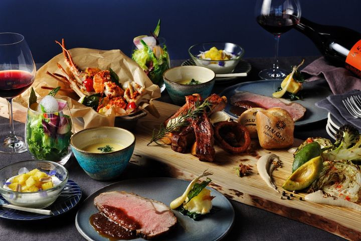 ローストビーフ、イセエビのガーリックシュリンプ、スペアリブ、野菜のロースト、サラダ、スープ、ジーマミーのブランマンジェ