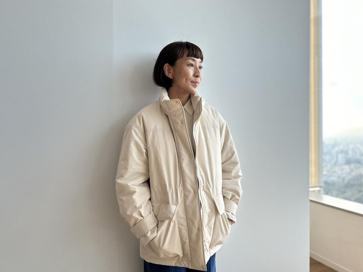 画像2: 【ユニクロ】ハイブリッドダウンコート¥12,900、メリノリブポロカーディガン¥3,990、ワイドトラウザージーンズ¥3,990 ※佐藤さんの身長165㎝、Mサイズを着用 www.uniqlo.com