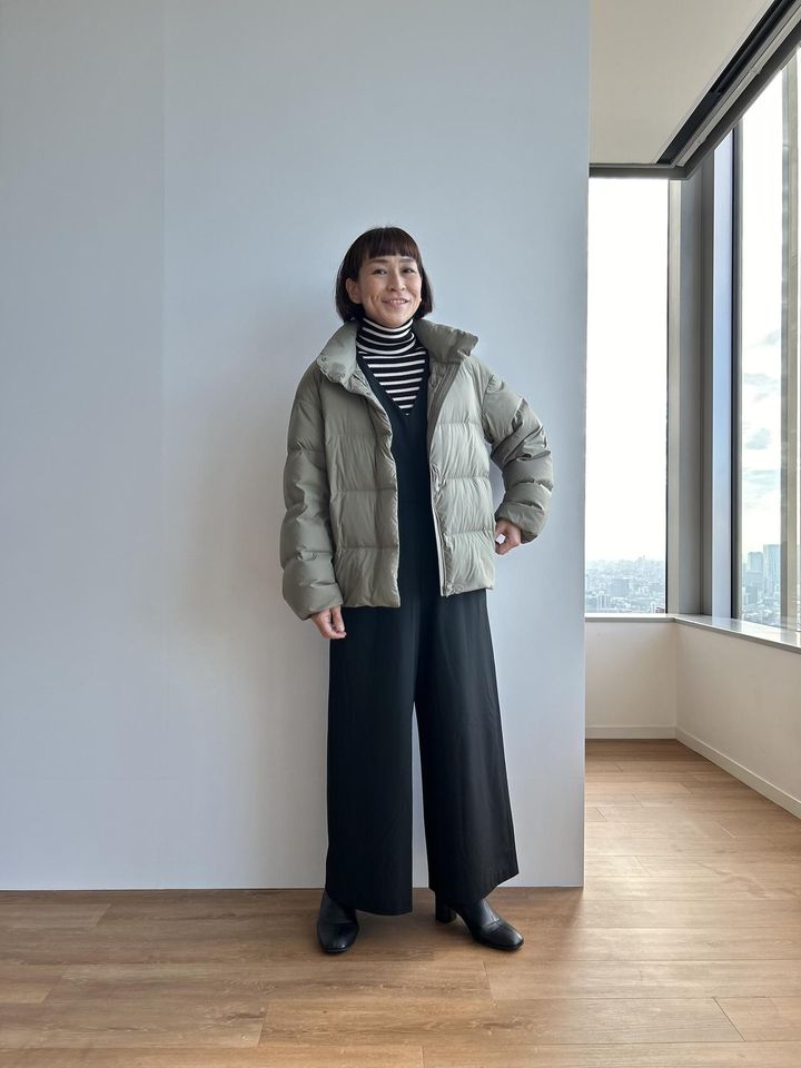画像: 【ユニクロ】パウダーソフトダウンジャケット¥9,990、ジャンプスーツ¥3,990、メリノリブタートルネックセーター¥2,990 www.uniqlo.com