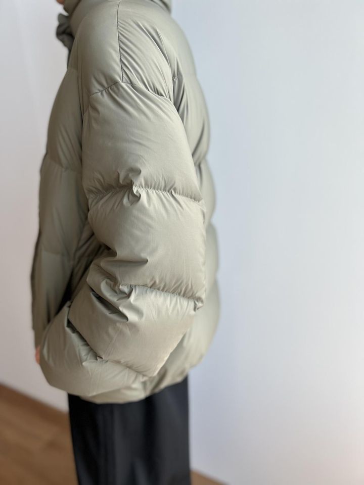 画像: 【ユニクロ】パウダーソフトダウンジャケット¥9,990、ジャンプスーツ¥3,990 www.uniqlo.com