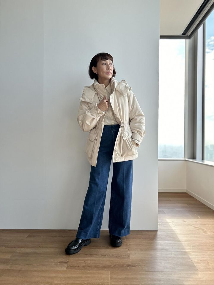 画像1: 【ユニクロ】ハイブリッドダウンコート¥12,900、メリノリブポロカーディガン¥3,990、ワイドトラウザージーンズ¥3,990 ※佐藤さんの身長165㎝、Mサイズを着用 www.uniqlo.com