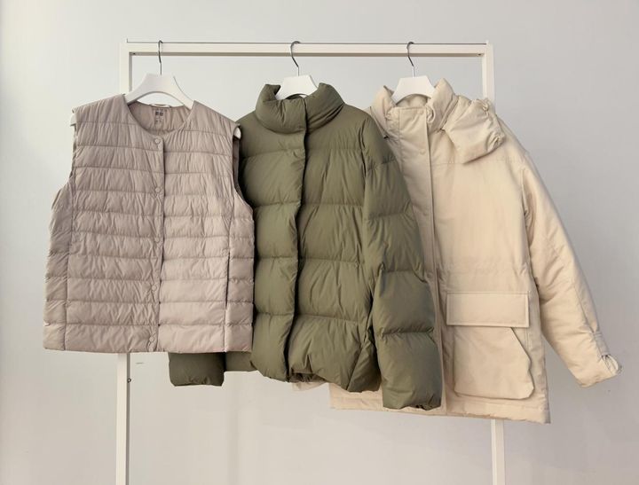 画像: 左から：【ユニクロ】パフテックコンパクトベスト¥3,990、パウダーソフトダウンジャケット¥9,990、ハイブリッドダウンコート¥12,900 www.uniqlo.com