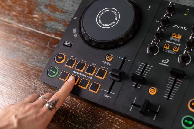 コンパクトで軽量なので、自宅や外でもDJができる