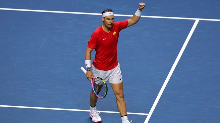 先日引退の伝説的テニスプレーヤー・ナダル、有名サッカー監督と抱き合った後に...！？