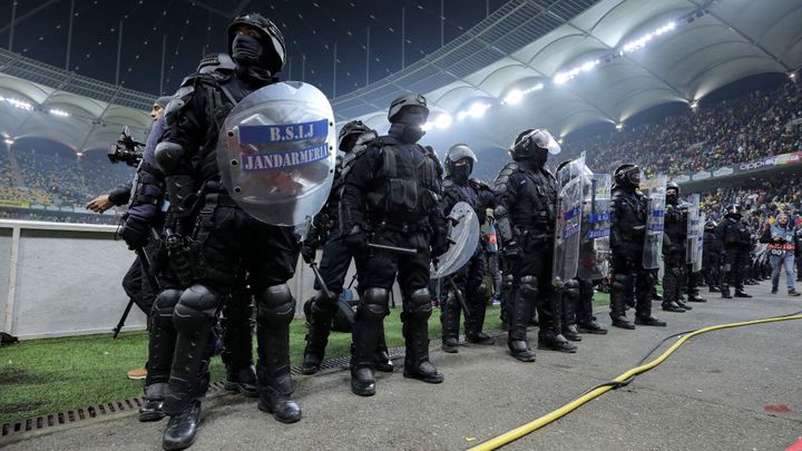 チェイス・アンリ所属シュトゥットガルトのファンがセルビア治安当局から不当な被害？UEFAはクラブの対応に困惑