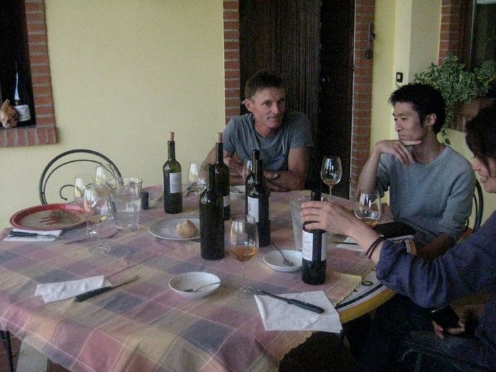 イタリアのワイン作り手アンジョリーノ・マウレ（左）と食事をする二人。