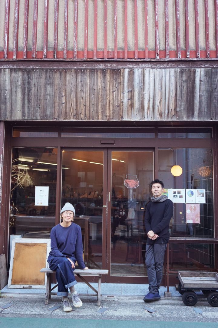 ワインバー「祖餐」を営む、石井美穂（左）と英史（右）。