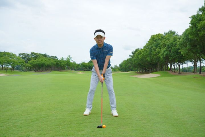 FWの正しいヘッドの構え方は？「ソールはトゥ側を…」人気コーチが解説