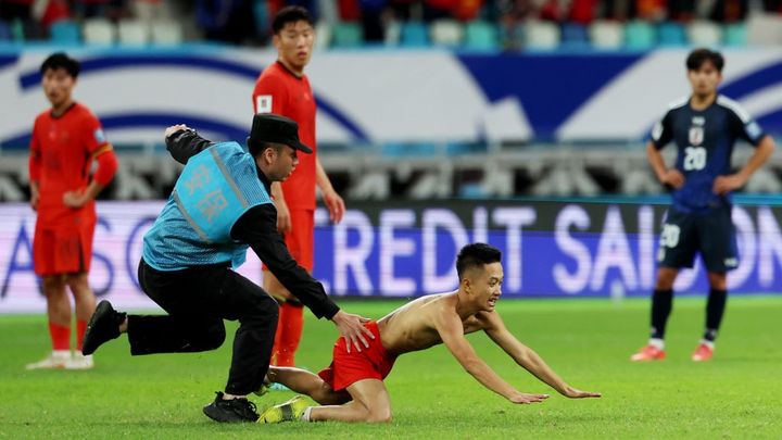 日中戦の乱入者を中国当局が処分！罰金と1年間のスタジアム観戦禁止