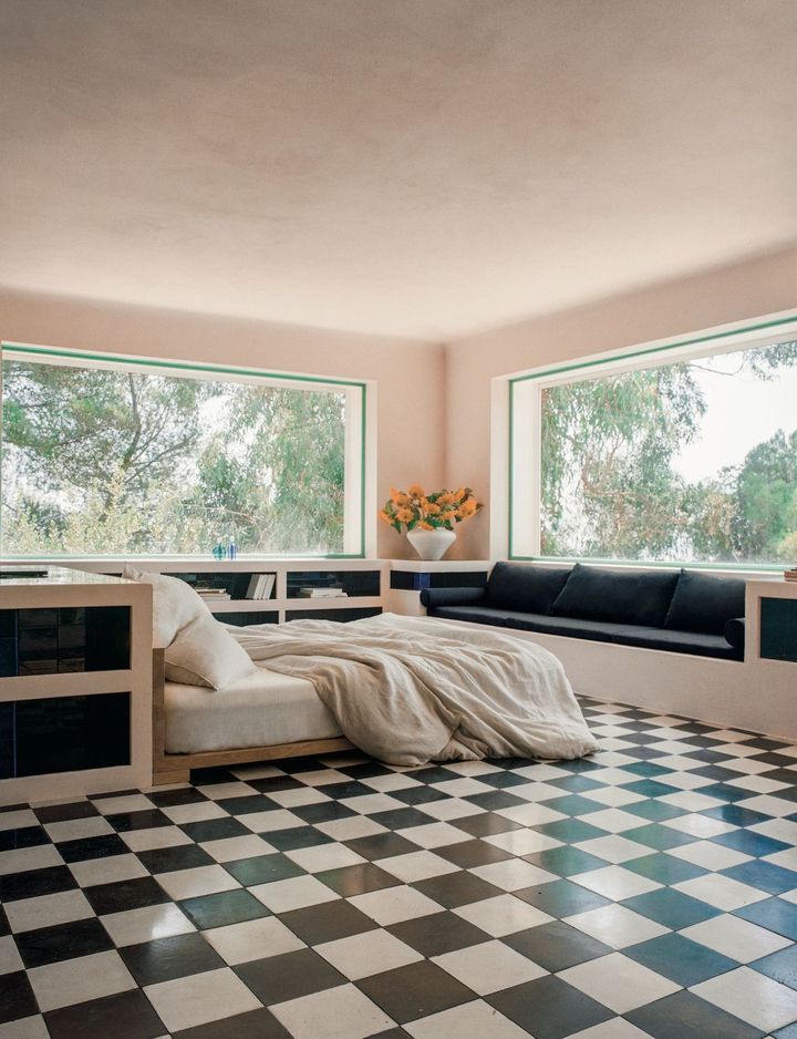 ひまわりは繰り返し登場するモチーフで、メインベッドルームにある本物のひまわりから、ゲストルームのビューローに飾られたジャン・マメズによるフリーマーケットで見つけた油絵まで、随所に取り入れられている。