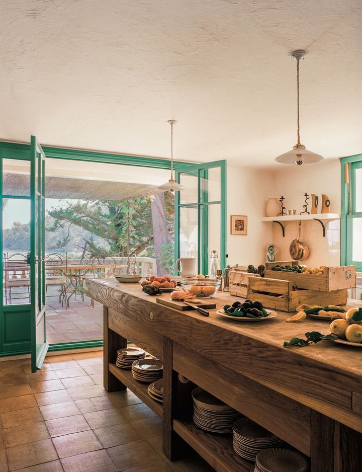 開放感あふれるリビングルームが外の雰囲気を取り込み、キッチン脇にはもうひとつのバルコニー、そして地中海を見渡せる臨時の展望デッキ。