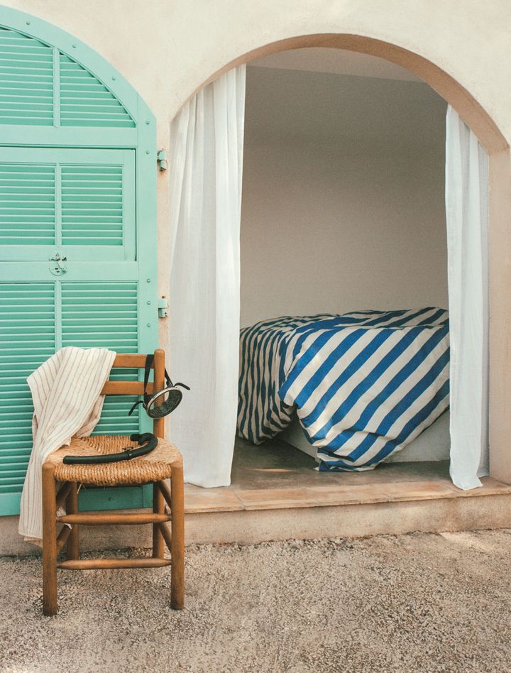 海へと続く小道に面してゲストルームが並ぶ。