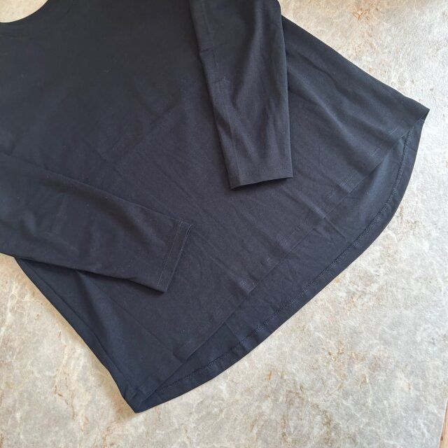 ユニクロ スムースコットンリラックスT BLACK 裾は前後差のある作り