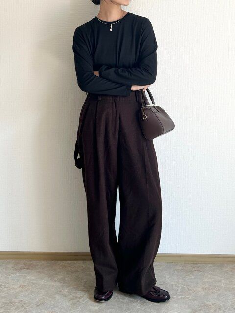 ユニクロ スムースコットンリラックスT BLACK チョコレートブラウンでシンプル秋コーデ