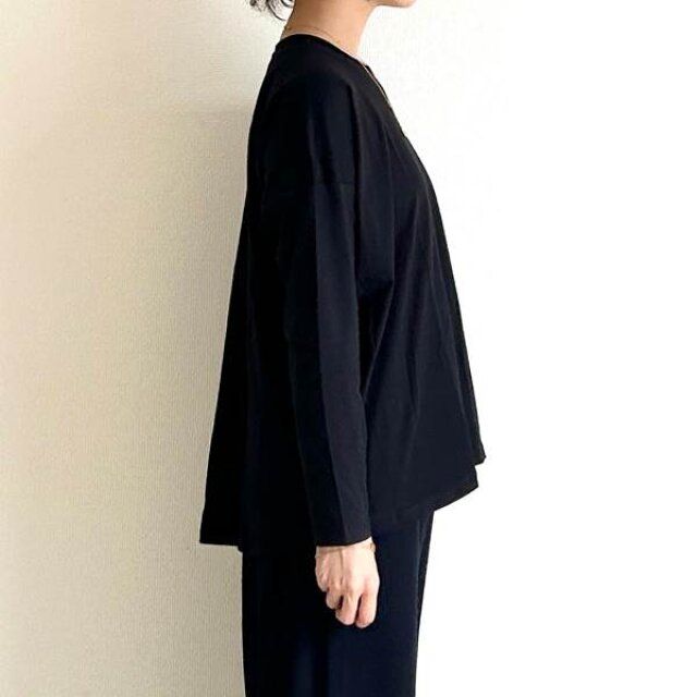 ユニクロ スムースコットンリラックスT BLACK サイドから見た感じ