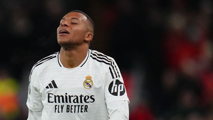 燃やされる世界的サッカー選手のユニフォーム…「PK失敗」にサポーターは限界か