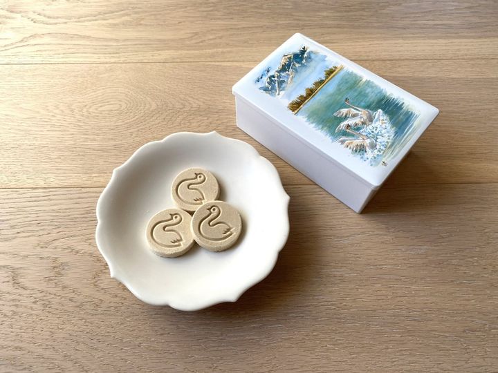 とっても上品で繊細！長野県松本市「開運堂」のほろほろソフトクッキー「白鳥の湖」【旅するデザイナーがおすすめするお土産たち！】